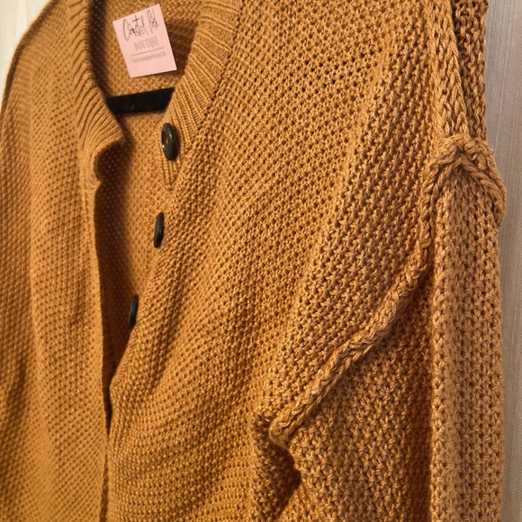 Boutique sweater, comfy with button details. New with tags Measurements in photo - Picture 4 of 10
